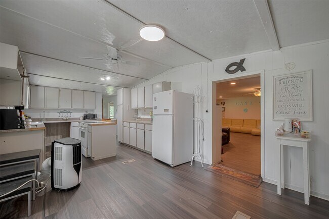 Building Photo - 2316 Green Meadows Dr