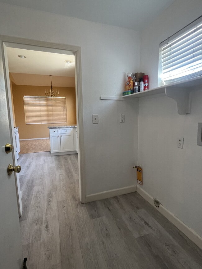 Building Photo - "Charming 3-Bed, 2.5-Bath Home in Oxnard –...