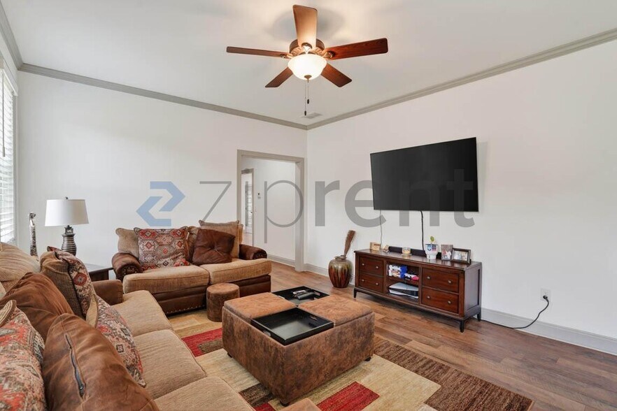 Building Photo - Unit