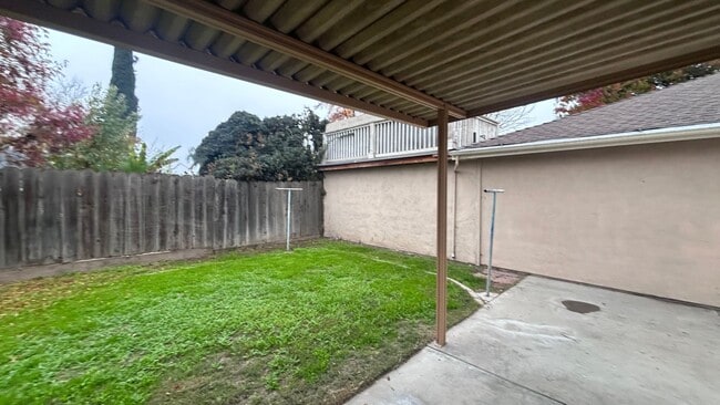 Building Photo - 560 Clover Dr