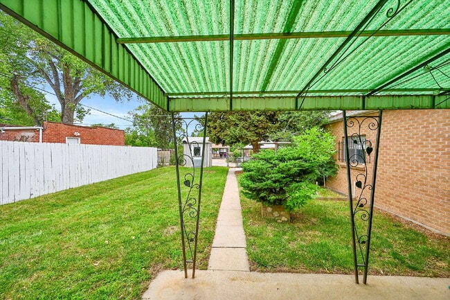 Building Photo - $2,695 - 3 Bed, 1 Bath Updated Home in Den...