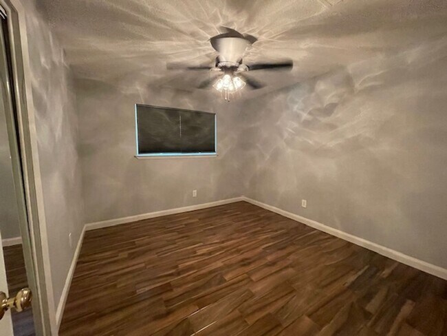 Building Photo - 220 Shady Lake Dr