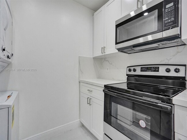 Building Photo - 10051 Winding Lake Rd