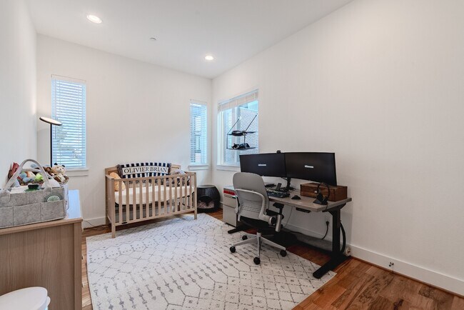 Building Photo - 3 Bed 3 Bath Townhome - Gated Community & Downtown Views! Lower Greenville area