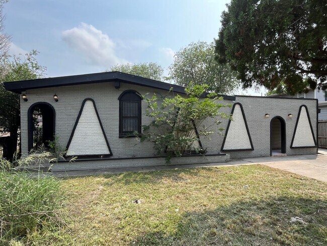 Building Photo - 3309 Mahan Dr