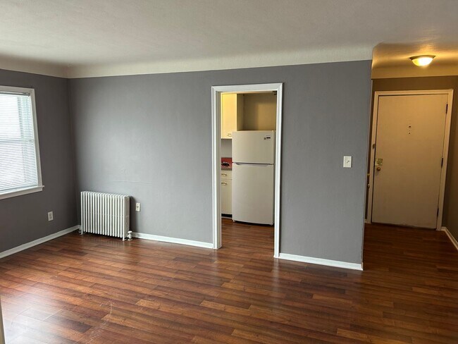 Building Photo - Upper level 1 Bedroom in W St Paul!! Move ...