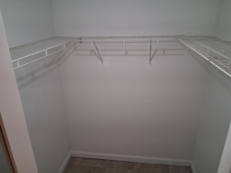 Building Photo - 1100 NE 9th Ave