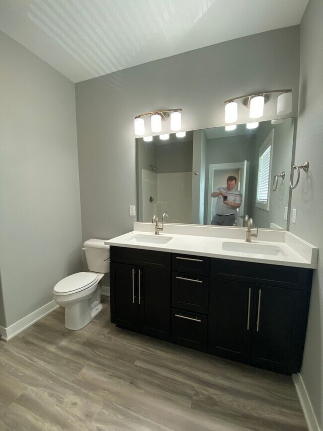 Building Photo - Beautiful single family home With 6 Car Attached Garage!