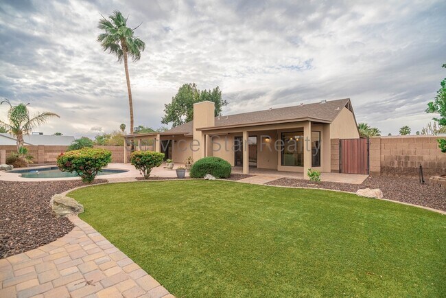 Building Photo - 6409 E Grandview Dr