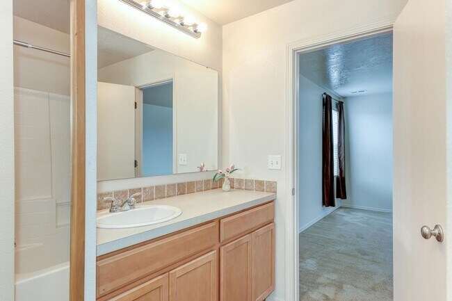 Building Photo - 4 Bedroom 2.5 Bath Two Story Home_Pet Friendly!