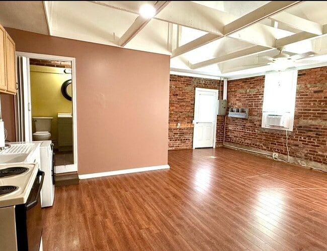 Building Photo - Immaculate Studio Apt. w/All utilities- Less than 5- minute drive to Downtown Bristol!