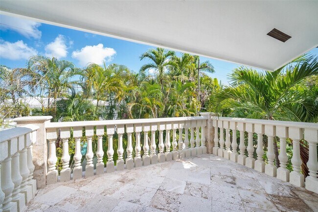 Building Photo - 1135 Asturia Ave