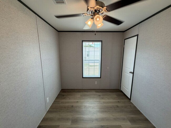 Building Photo - 156 Lakeside Garden Cir
