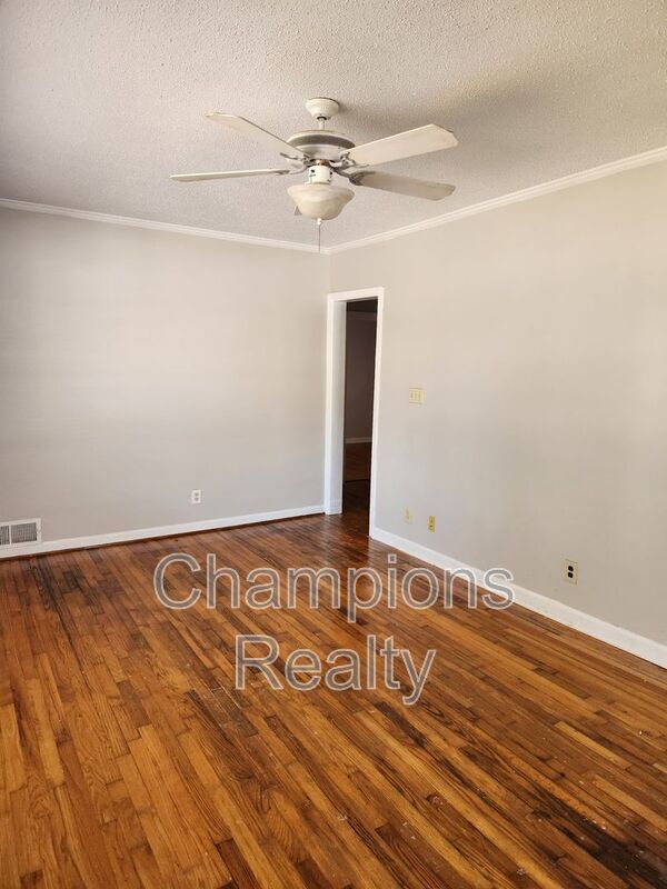 Building Photo - 5415 Eugenia Ave