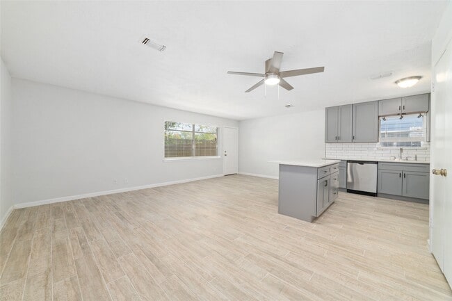 Building Photo - 10522 Northview Dr