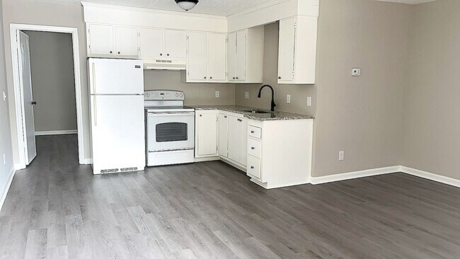 Building Photo - Holiday Special - Dont miss out Call and get it!