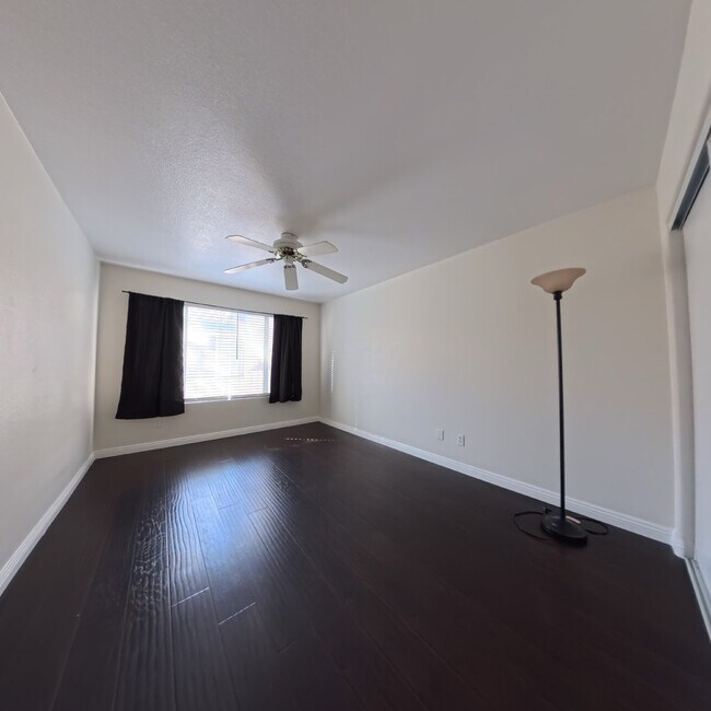 Building Photo - 3 Bedroom | 2nd Floor | Laminate Floors | Gated Community