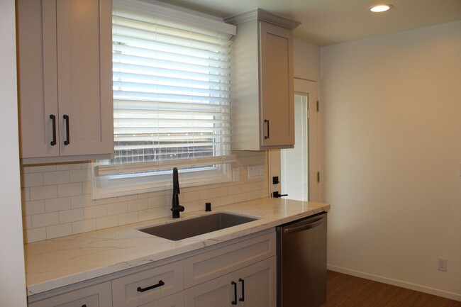 Building Photo - Completely Remodeled Central Ventura Home!