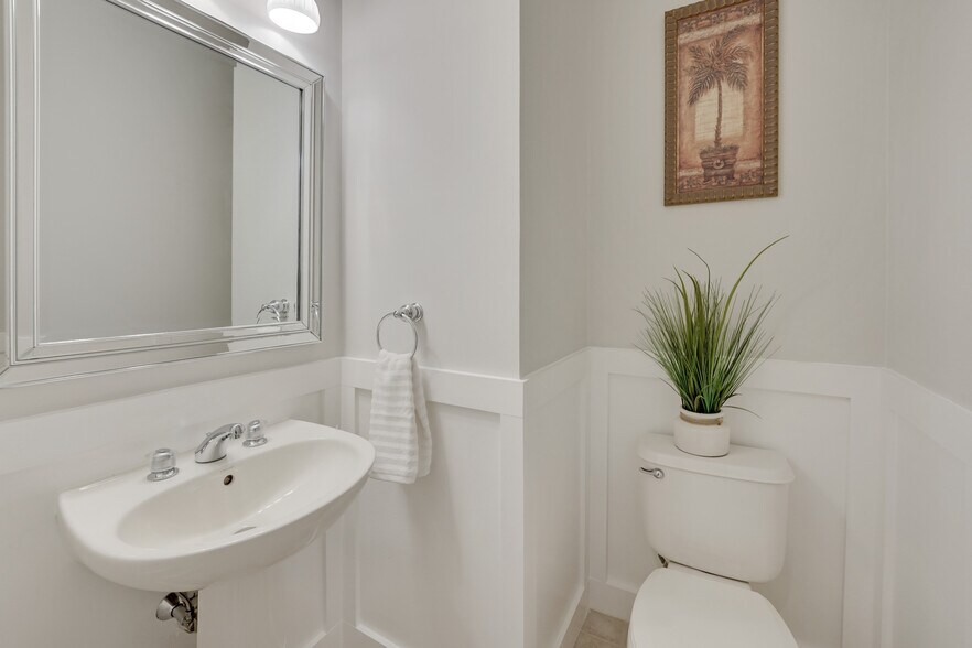 Building Photo - 42657 Homefront Ter