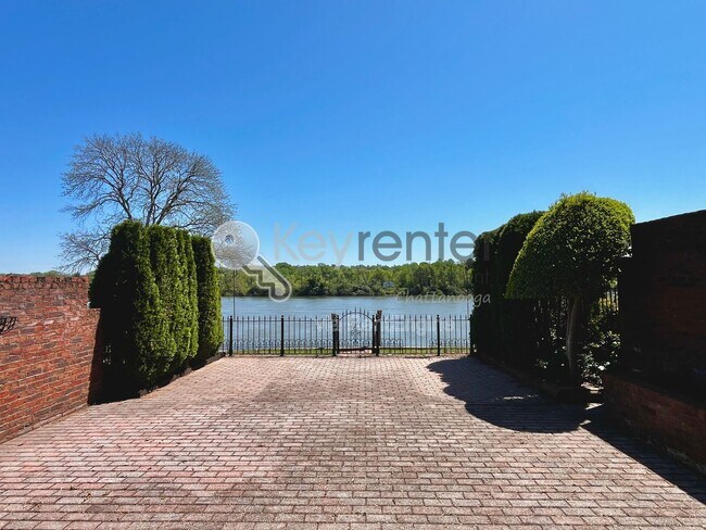 Building Photo - 3166 Waterfront Dr