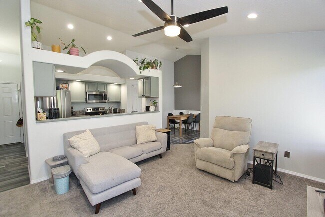 Building Photo - 1915 W Mulhuland Ct