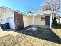 Building Photo - Adorable 3 bedroom 2 bathroom Duplex!