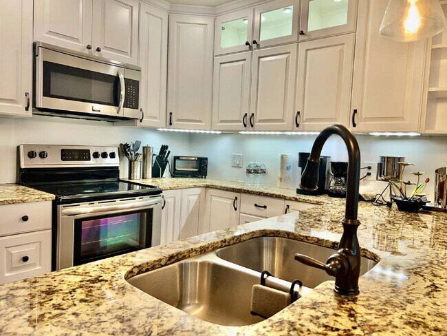 Building Photo - FULLY FURNISHED LUXURY CONDO!