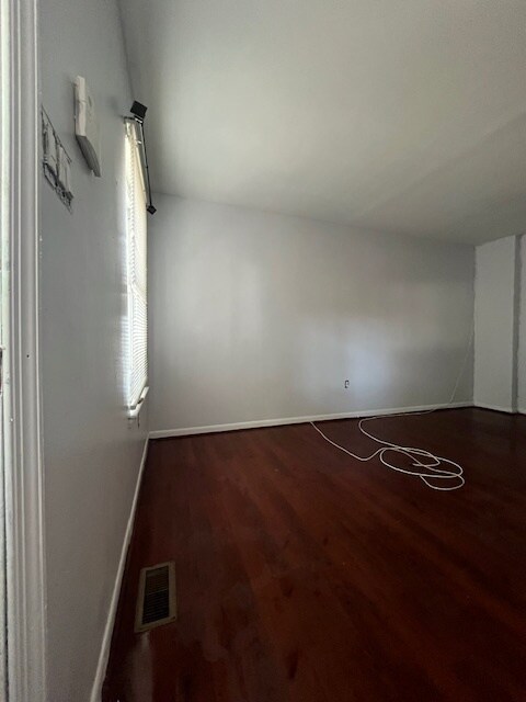 Building Photo - 3 bedroom 1.5 Bathroom