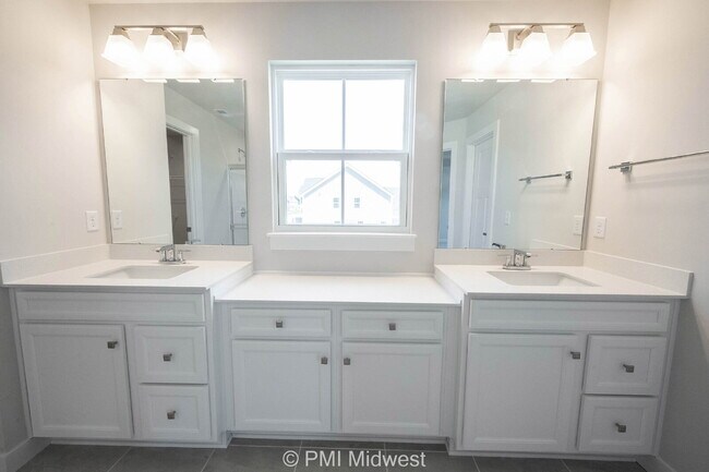 Building Photo - "Spacious 5-Bedroom Retreat with 2.5 Baths...