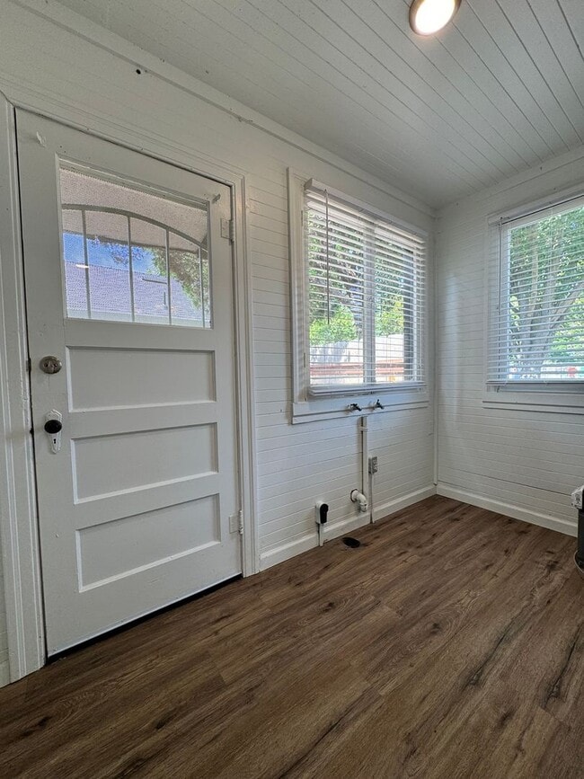 Building Photo - Beautifully updated 1 Bed / 1 Bath Duplex