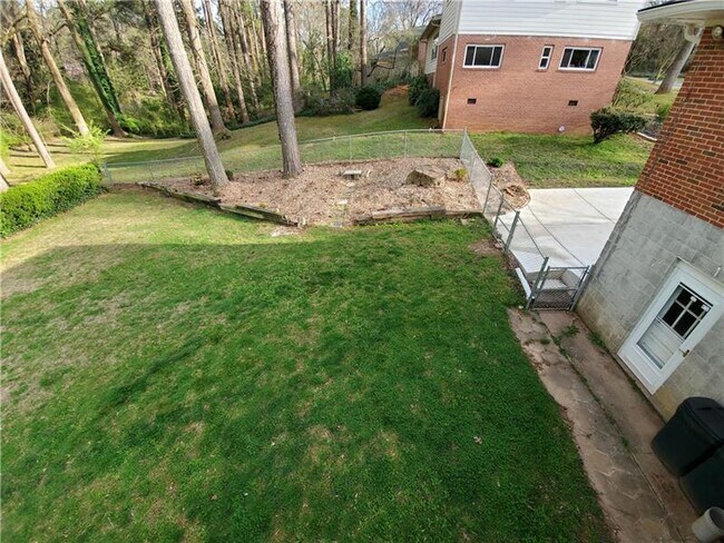 Building Photo - 613 Clairmont Cir