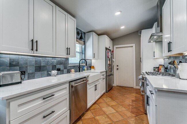 Building Photo - RENOVATED 3-BEDROOM IN NORTHWOOD