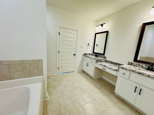 Building Photo - FENCED yard-great location at the base of Keel Mountain