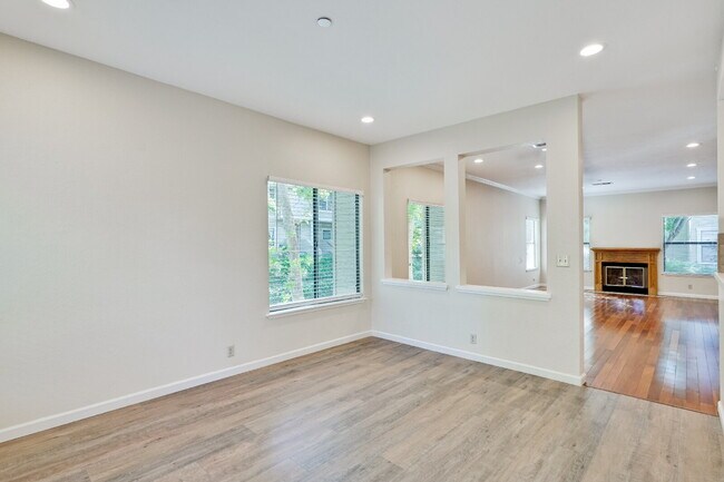 Building Photo - Large, Bright Sunnyvale Townhome near Border of Mountain View