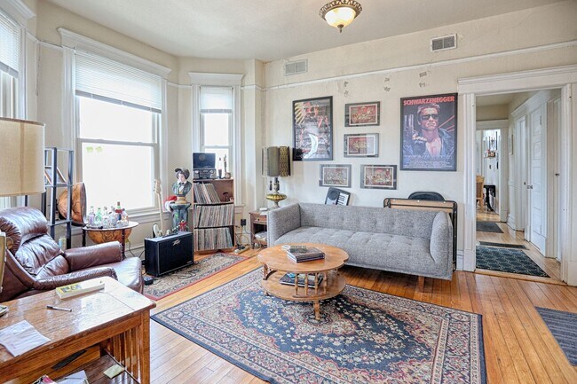 Building Photo - HUGE TOP FLOOR 3Bed/2Bath in Logan Square! In-Unit Laundry! Central Air! Large Private Deck!