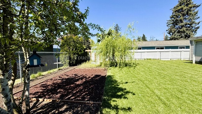 Building Photo - Beautifully Remodeled Home in Near Powell ...