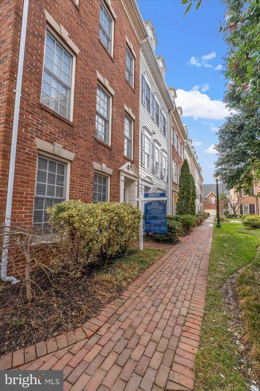 Building Photo - 306 S Fayette St
