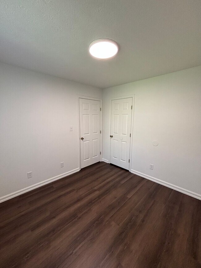Building Photo - Freshly Renovated Cottage!