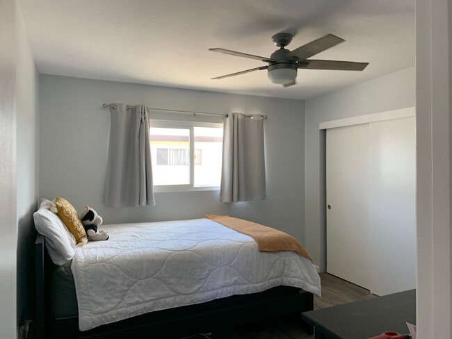 Building Photo - Upstairs 2 bed/1bath with private garage i...