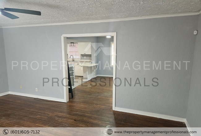 Building Photo - 2871 Fairhill Dr