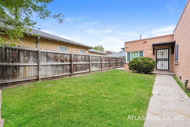 Building Photo - Stylish 3 BR townhome @ great location! NO...