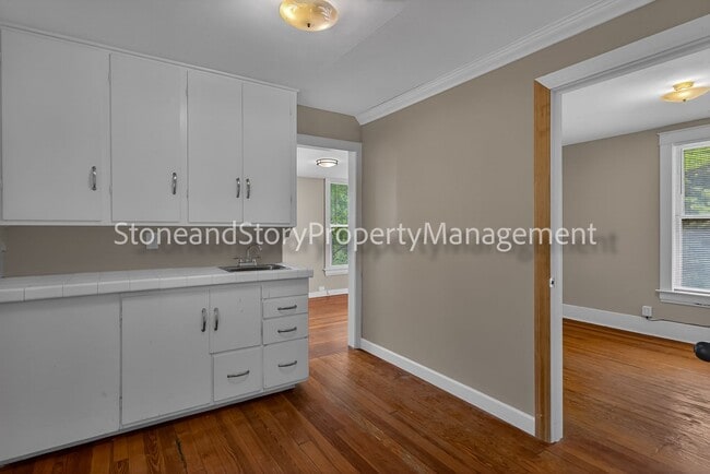 Building Photo - Large 4 bedroom 2 bath in well established Oakland neighborhood