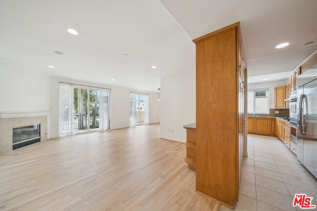 Building Photo - 1450 S Beverly Dr