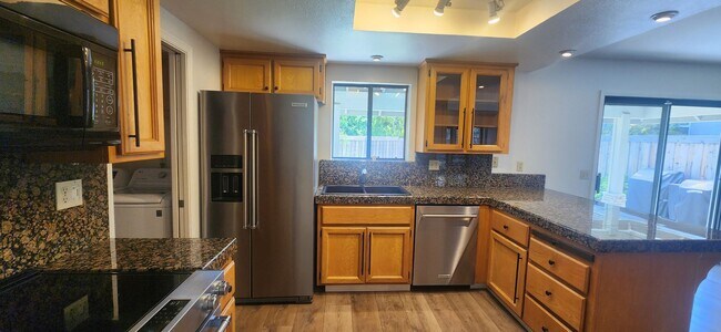 Building Photo - Beautiful 3 Bedroom Home in Desirable Rive...