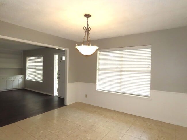 Building Photo - South Tyler! Beautiful 3 Bedroom, 2 Bathroom Duplex