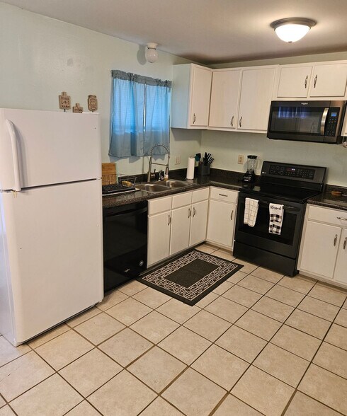 Building Photo - 2000 Greens Blvd