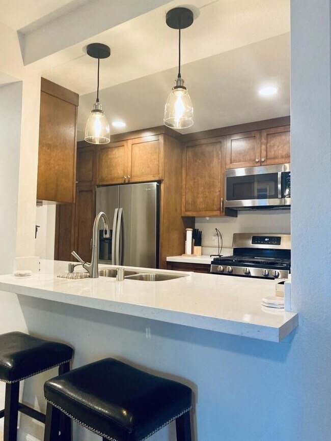 Building Photo - Eastlake Shores Downstairs Condo feat. Two Bedrooms and Two Bathrooms