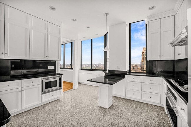 Building Photo - 200-210 E 65th St