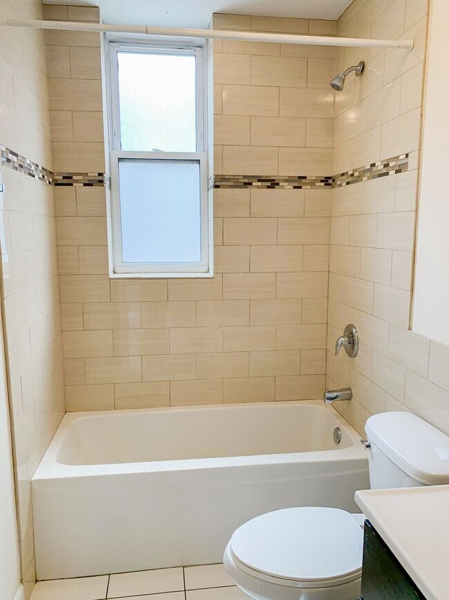 Interior Photo - 851-59 W. Cornelia