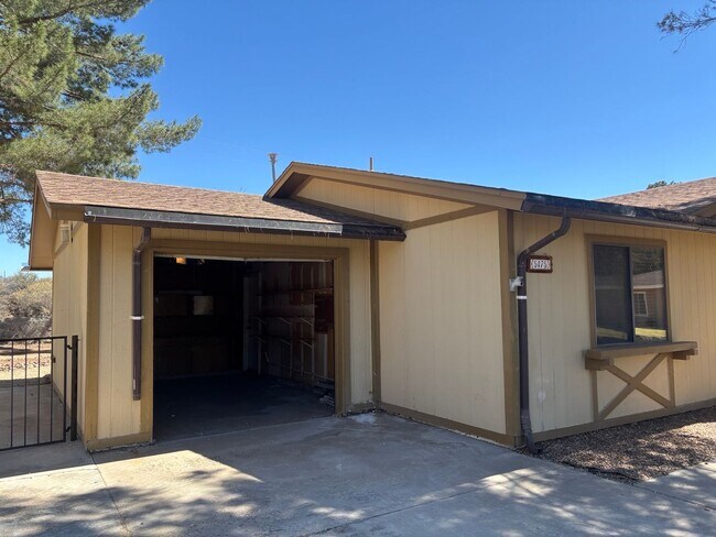 Building Photo - 5475 Valle Alegre